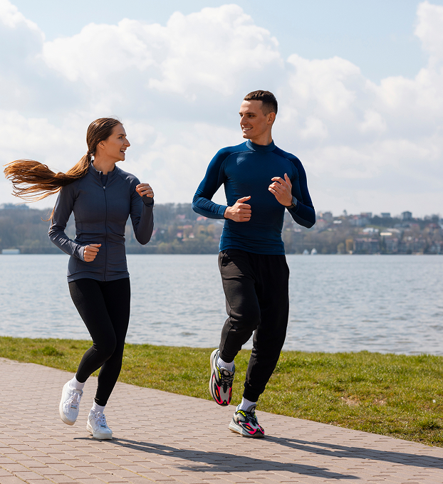 Бегуны в спортивной одежде KaroSport